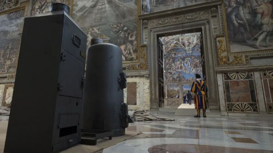 La Capilla Sixtina se prepara para el cónclave que elegirá al nuevo papa