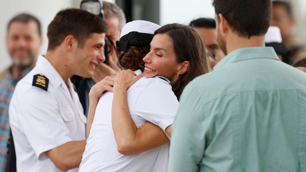 La reina Letizia se reúne con Leonor en una escala del buque Elcano
