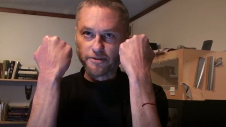 Tim Friede, el 'youtuber' que ha desarrollado resistencia al veneno de las serpientes tras dejarse picar por estos reptiles