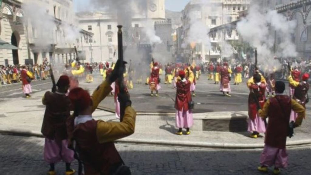 Una mujer se estrena como cargo en las fiestas de Moros y Cristianos en Alcoy, Alicante