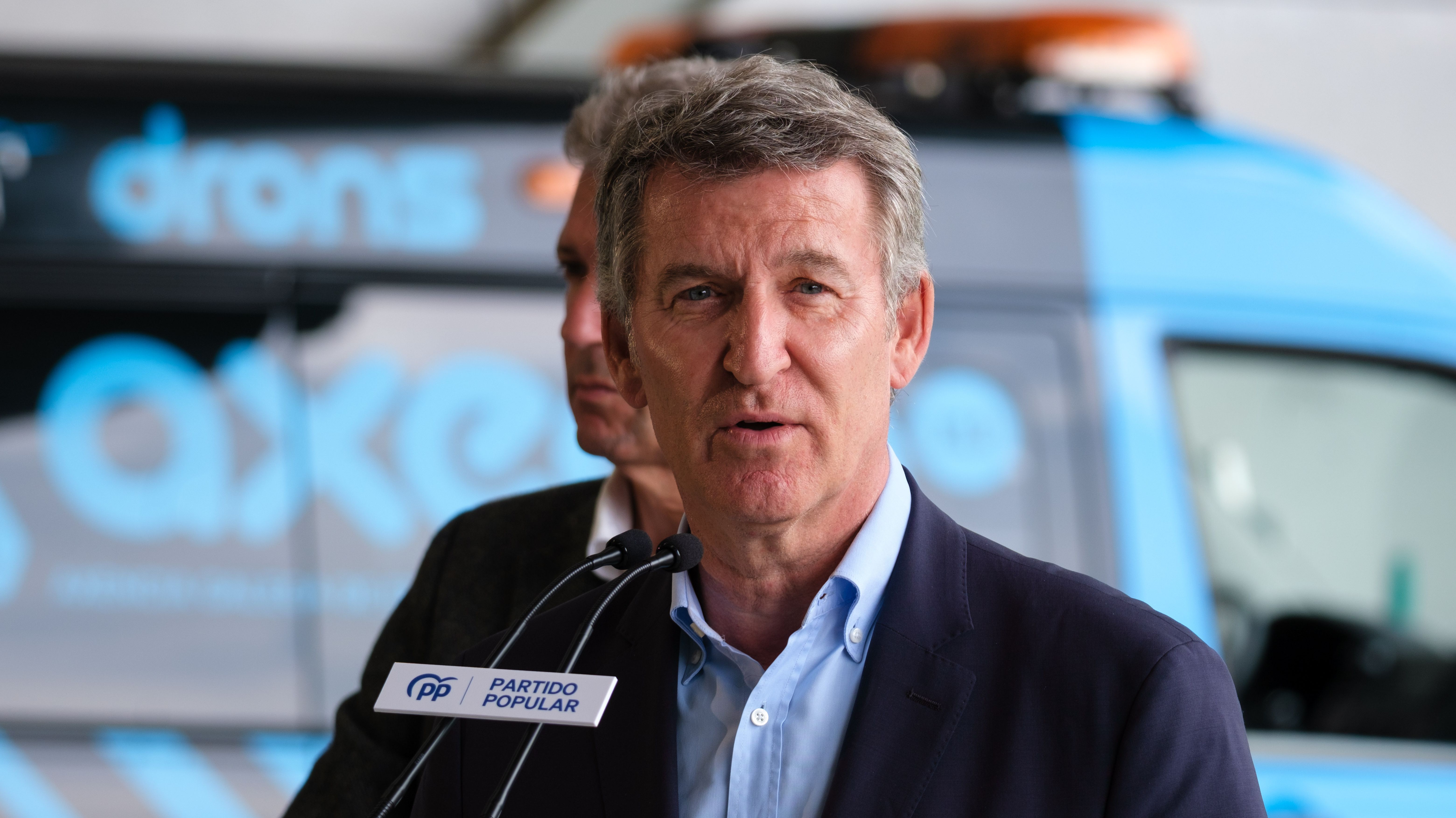 Alberto Núñez Feijóo felicita a las madres, especialmente a la suya, Sira, "genio y figura"