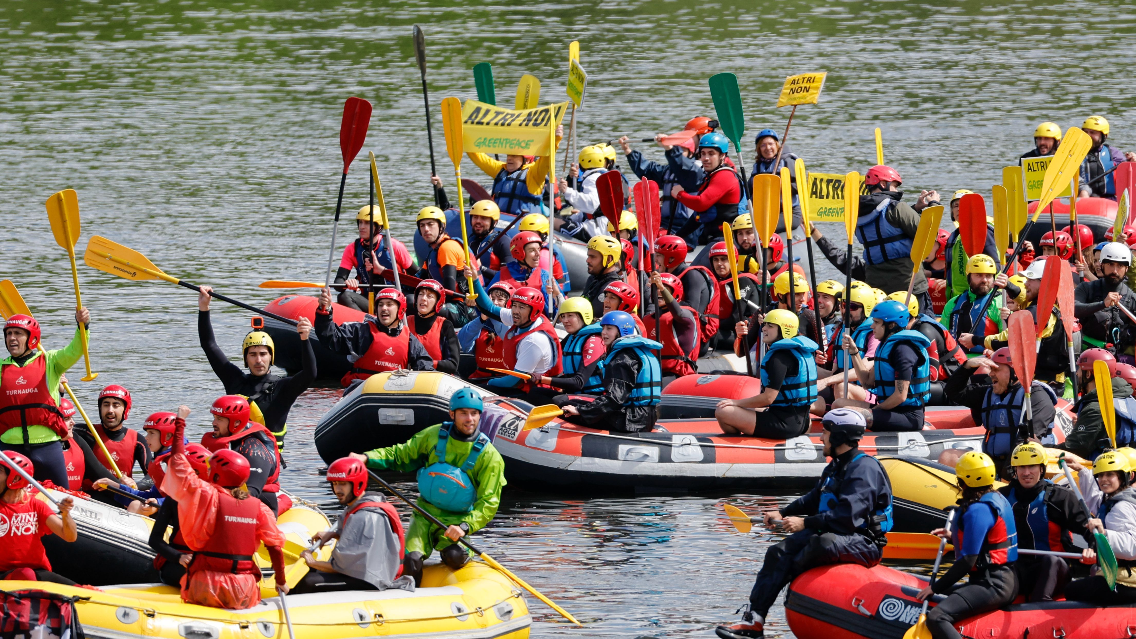 Centenares de personas protestan contra Altri bajando por el río Ulla en balsa Centenares de personas protestan contra Altri bajando por el río Ulla en balsa