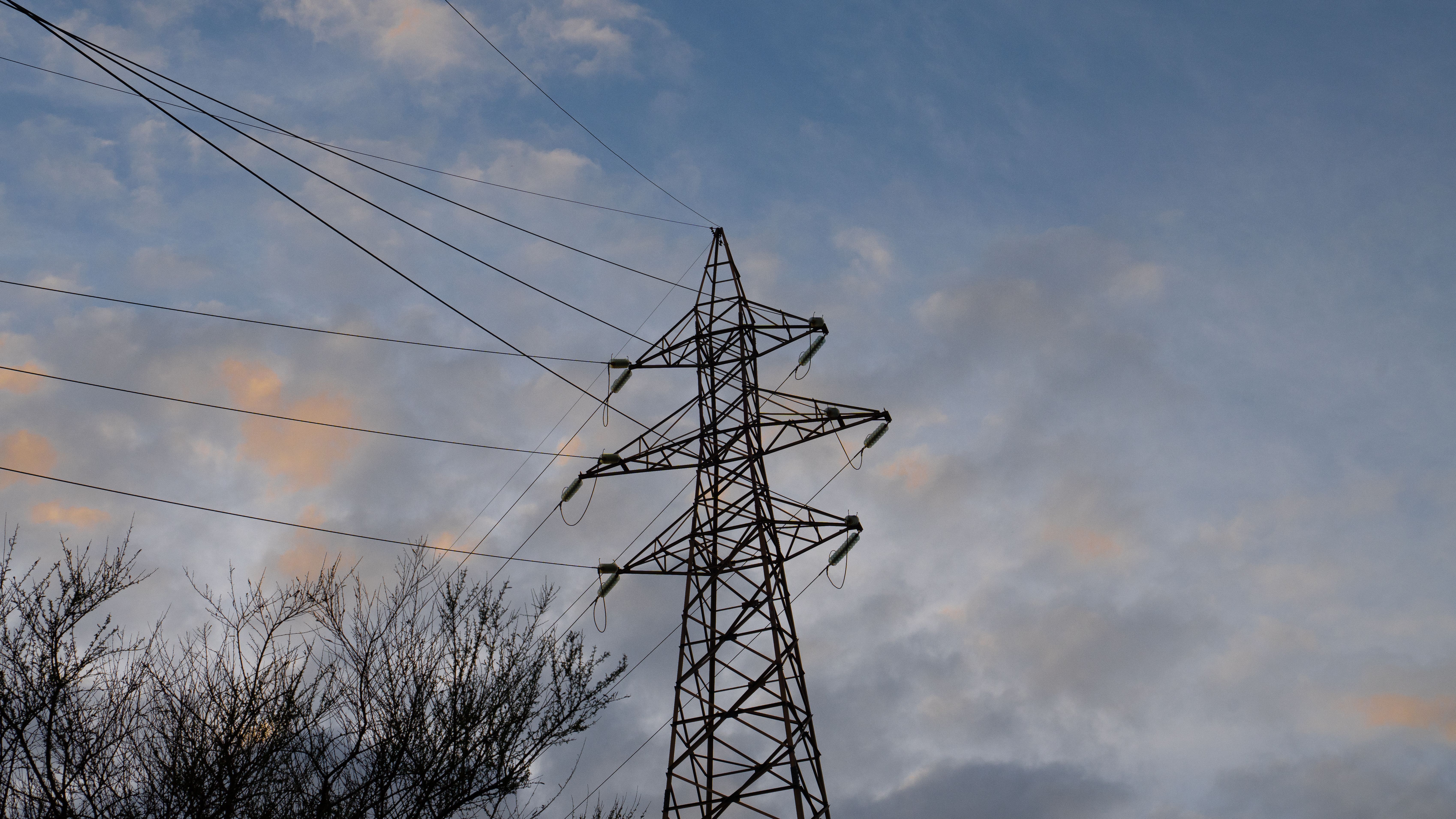 El precio de la luz cae este domingo a 11 euros y tendrá diez horas de coste cero o negativo