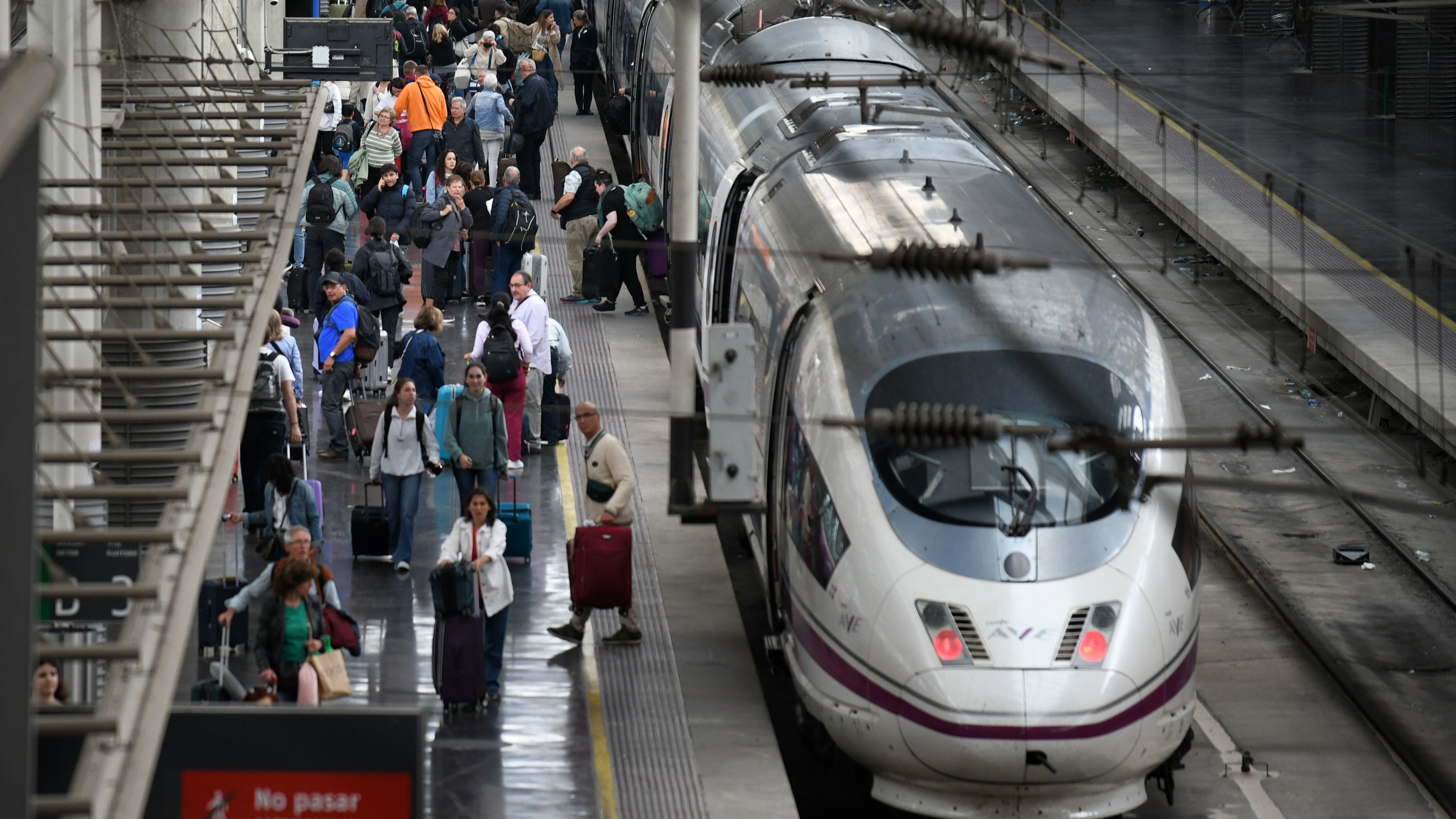 Imagen de archivo de pasajeros en la estación de Madrid-Atocha