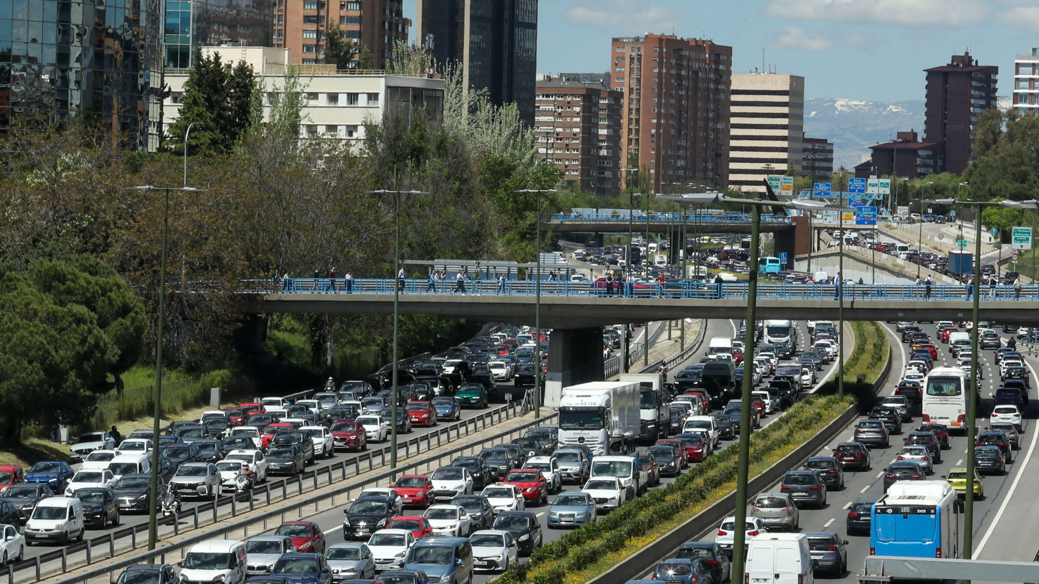 Imagen de archivo de un atasco en la M30 madrileña