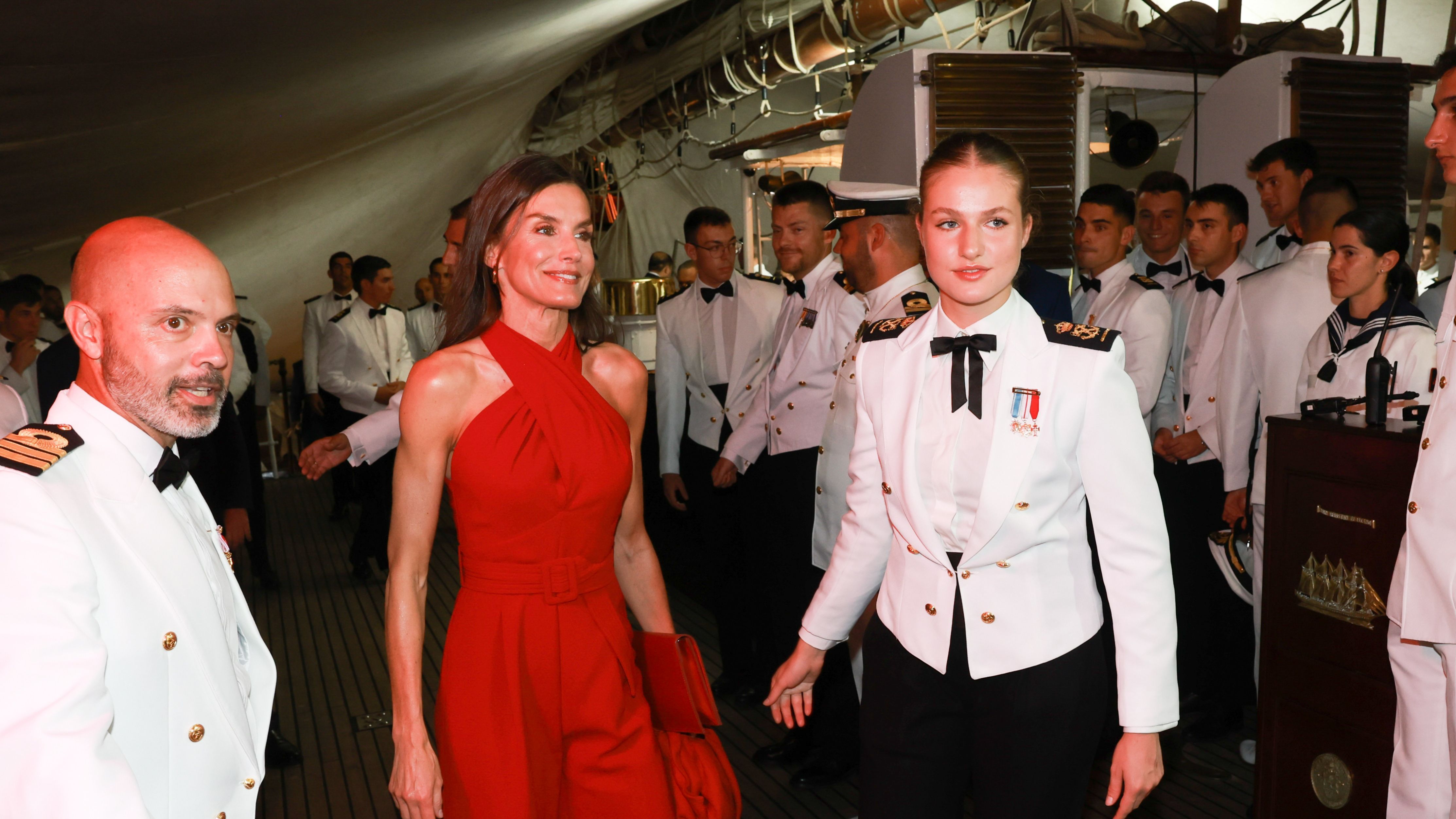 La reina Letizia y la princesa Leonor en la recepción en 'Elcano'
