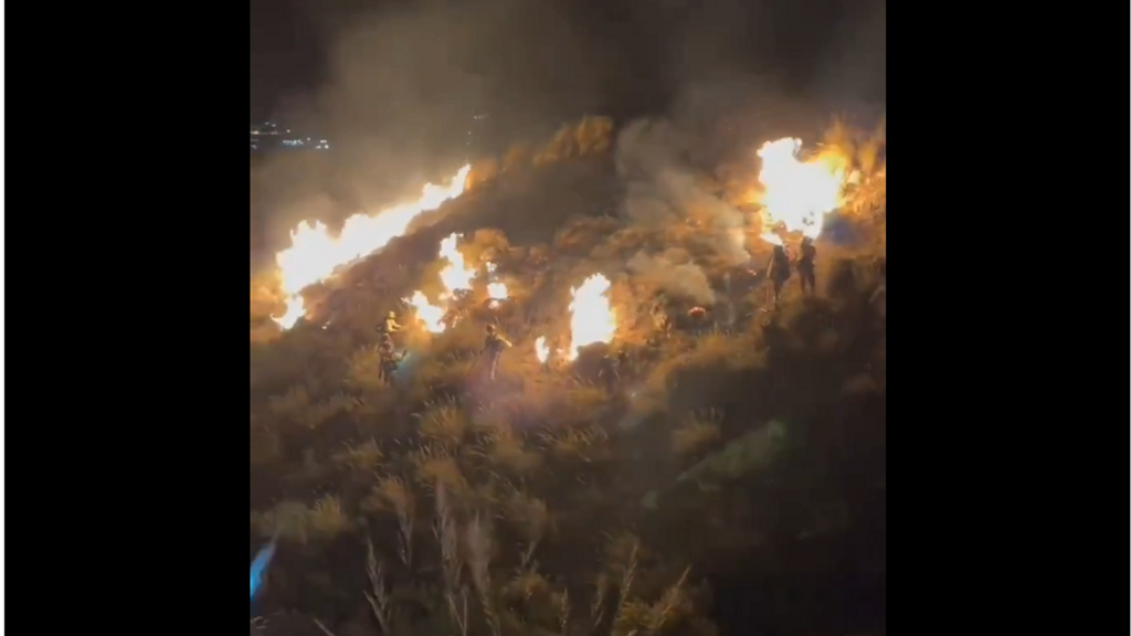 Más de 150 profesionales y tres medios aéreos combaten el incendio de Huércal de Almería