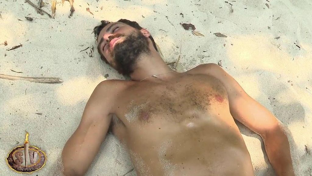 Joshua Velázquez sufre un mareo en la playa y es auxiliado por Nieves Bolós: "Veo parches blancos"