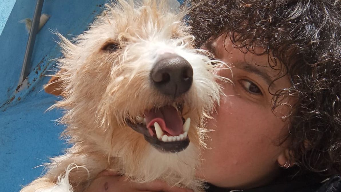 Boris con Laura, de la protectora de O Morrazo, y quien que logró rescatarlo