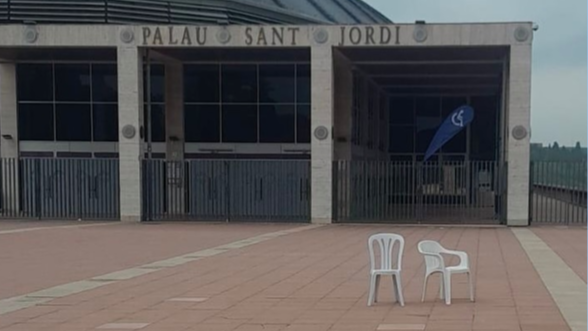 Dos sillas de plástico desatan la locura entre los fans de Bad Bunny en Barcelona