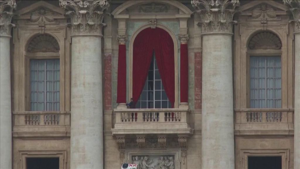 El balcón de la Basílica de San Pedro en el que se anunciará el nuevo papa