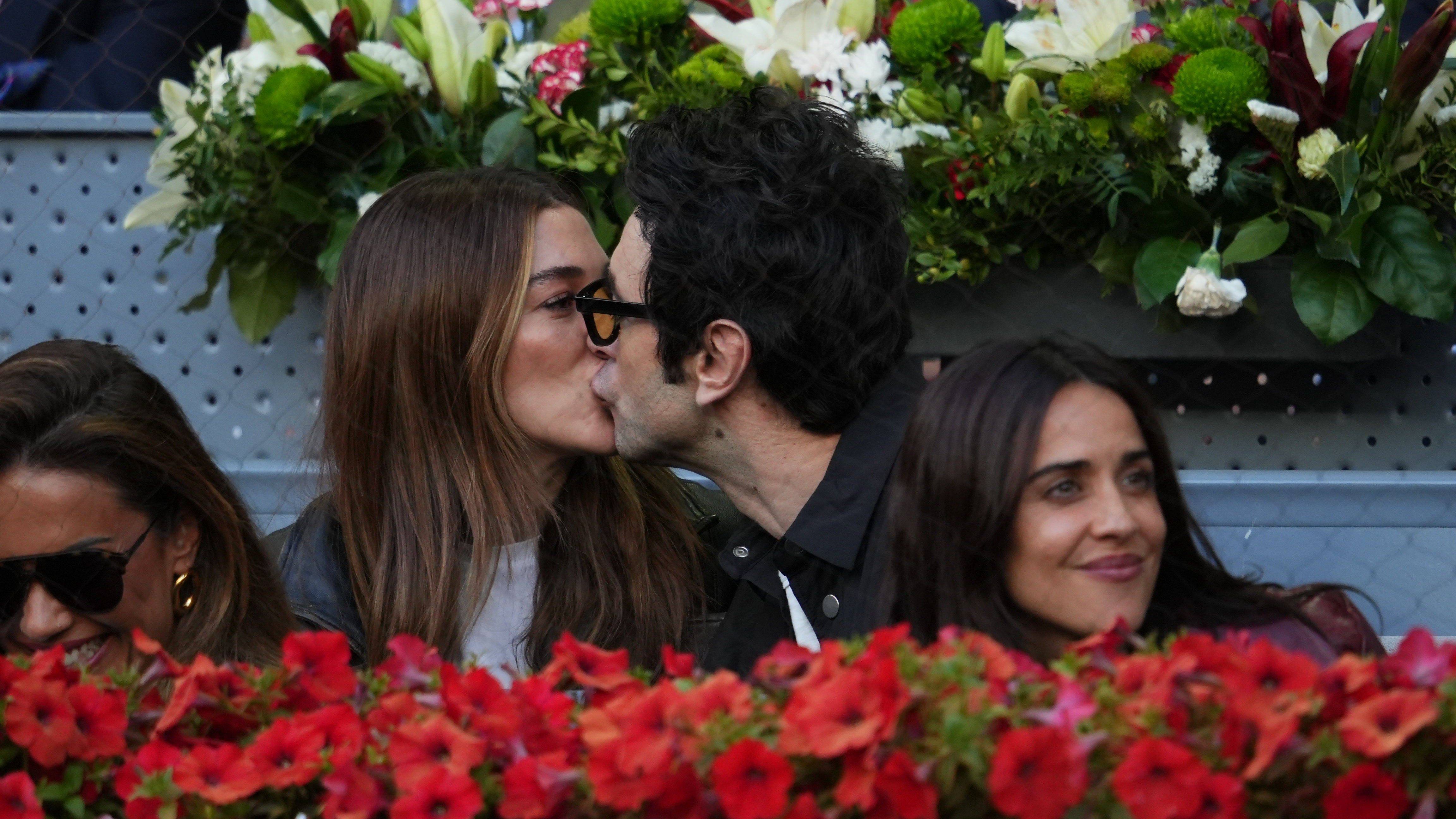 El beso entre Blanca Suñarez y Javier Rey en la final del Mutua Madrid Open