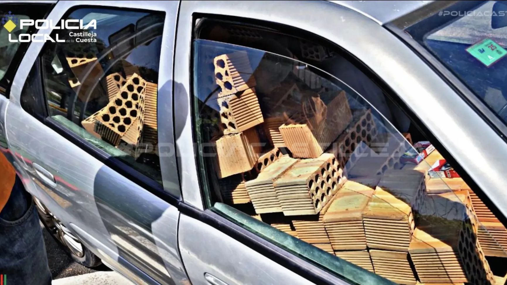 El coche lleno de ladrillos