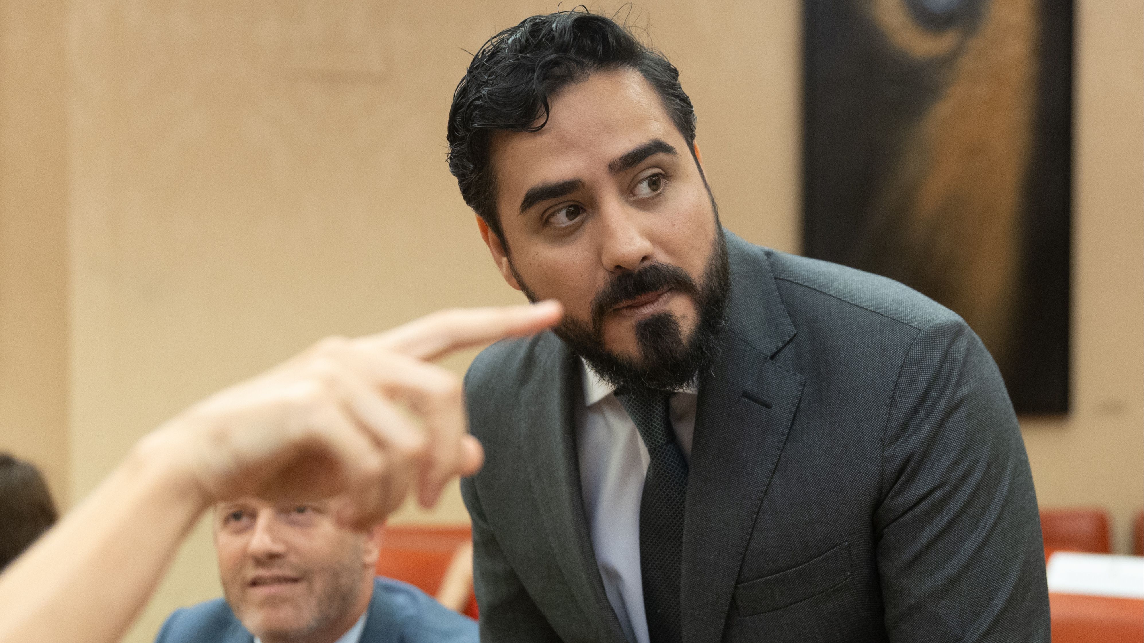 El eurodiputado Luis 'Alvise' Pérez Fernández, líder de la agrupación Se Acabó la Fiesta (d)