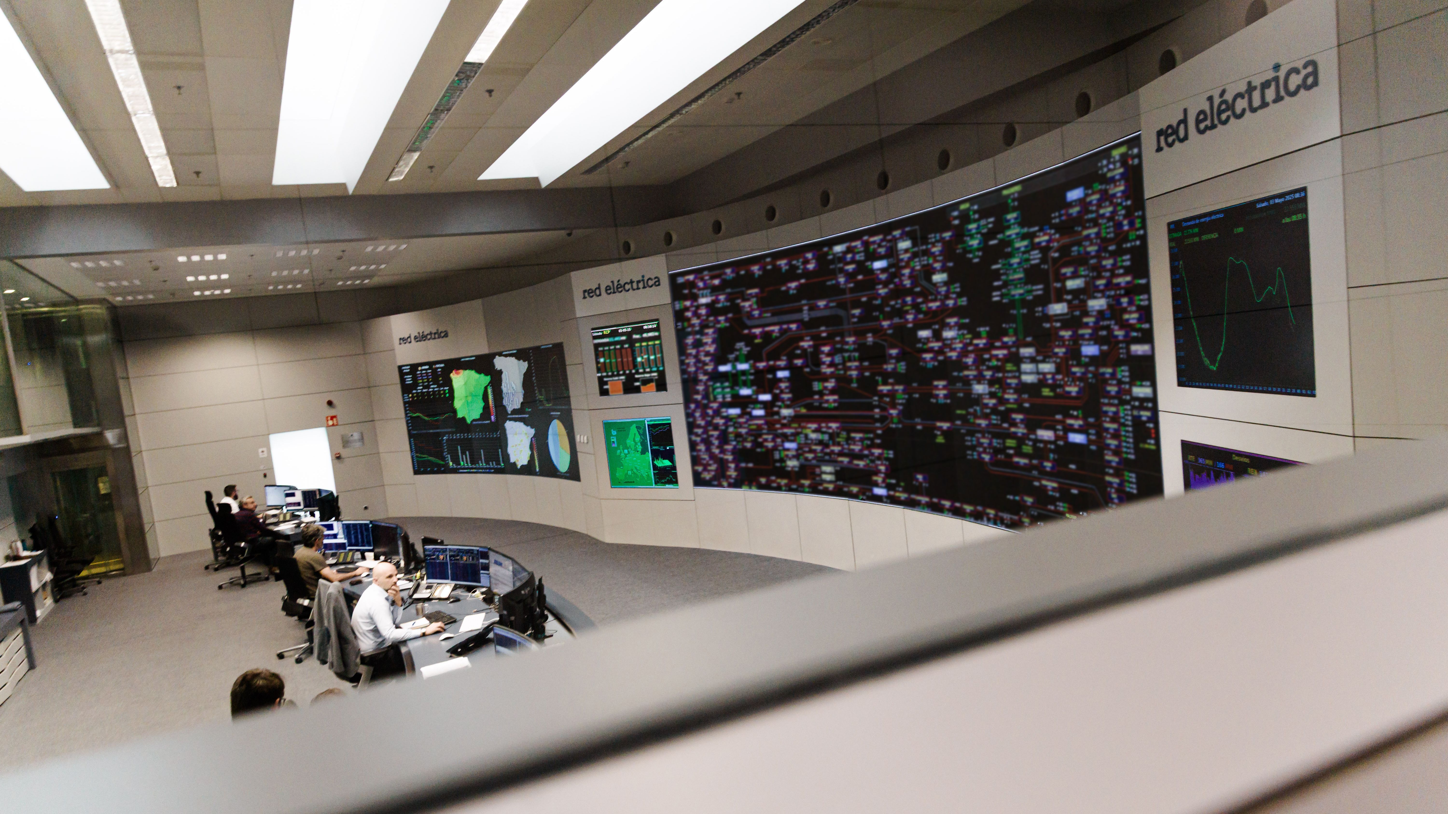 El otro debate paralelo a las causas del apagón: las puertas giratorias y la formación de los altos cargos de grandes entidades