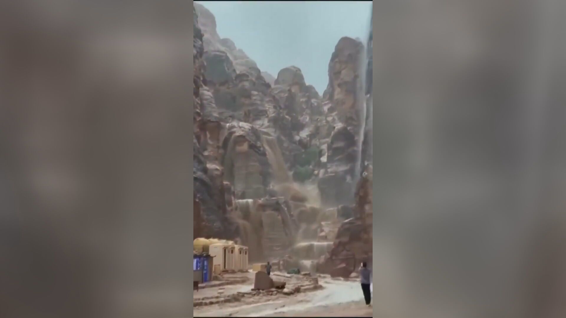 Evacuan a 1.800 turistas del yacimiento arqueológico de Petra por las fuertes inundaciones en Jordania