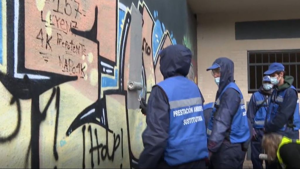 Grafiteros limpian las paredes de Madrid