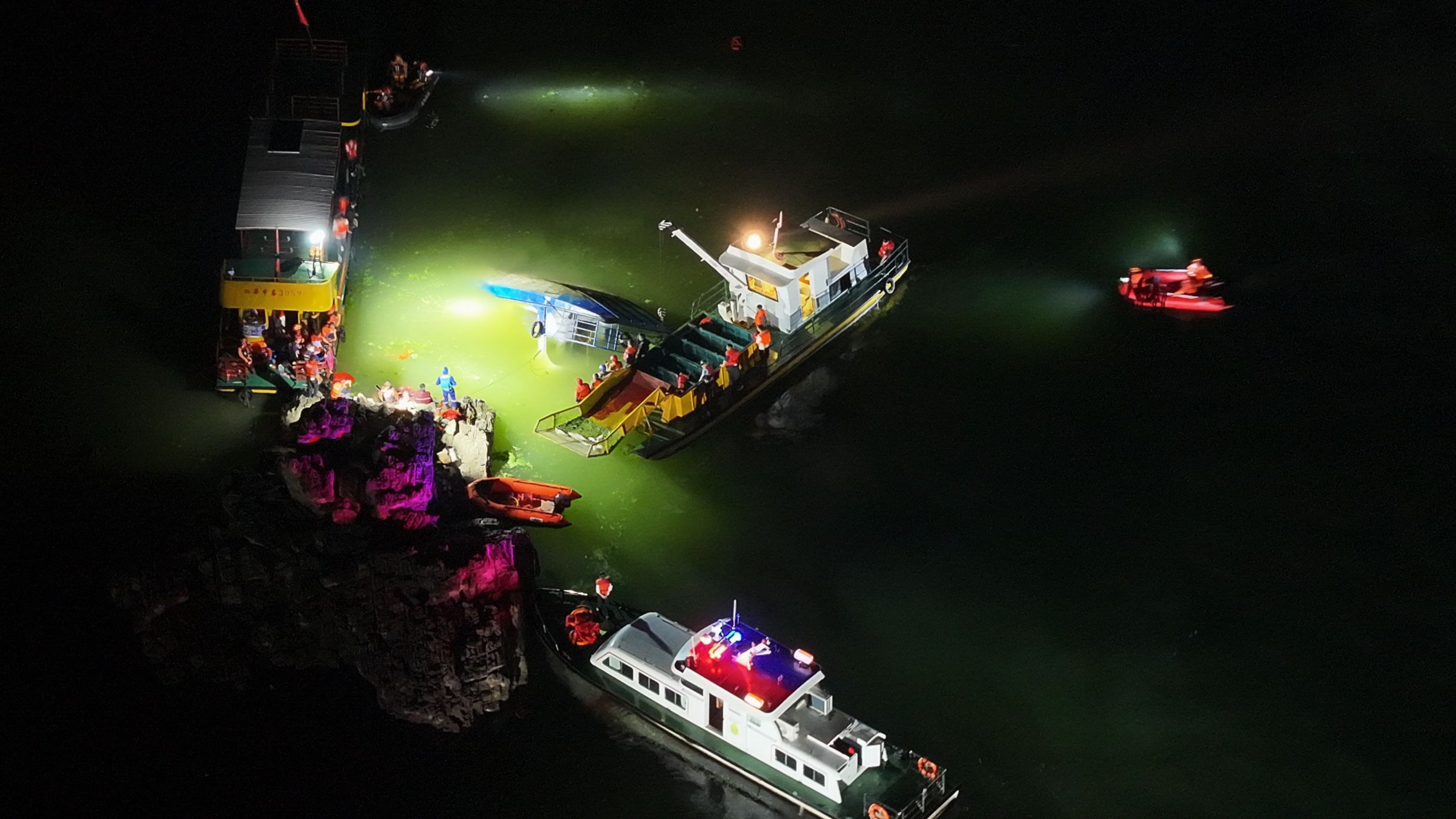 Imagen aérea de las operaciones de rescate tras el hundimiento de dos barcos de turistas en la ciudad china de Qianxi