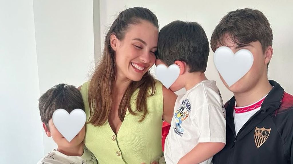 Jessica Bueno y sus tres hijos