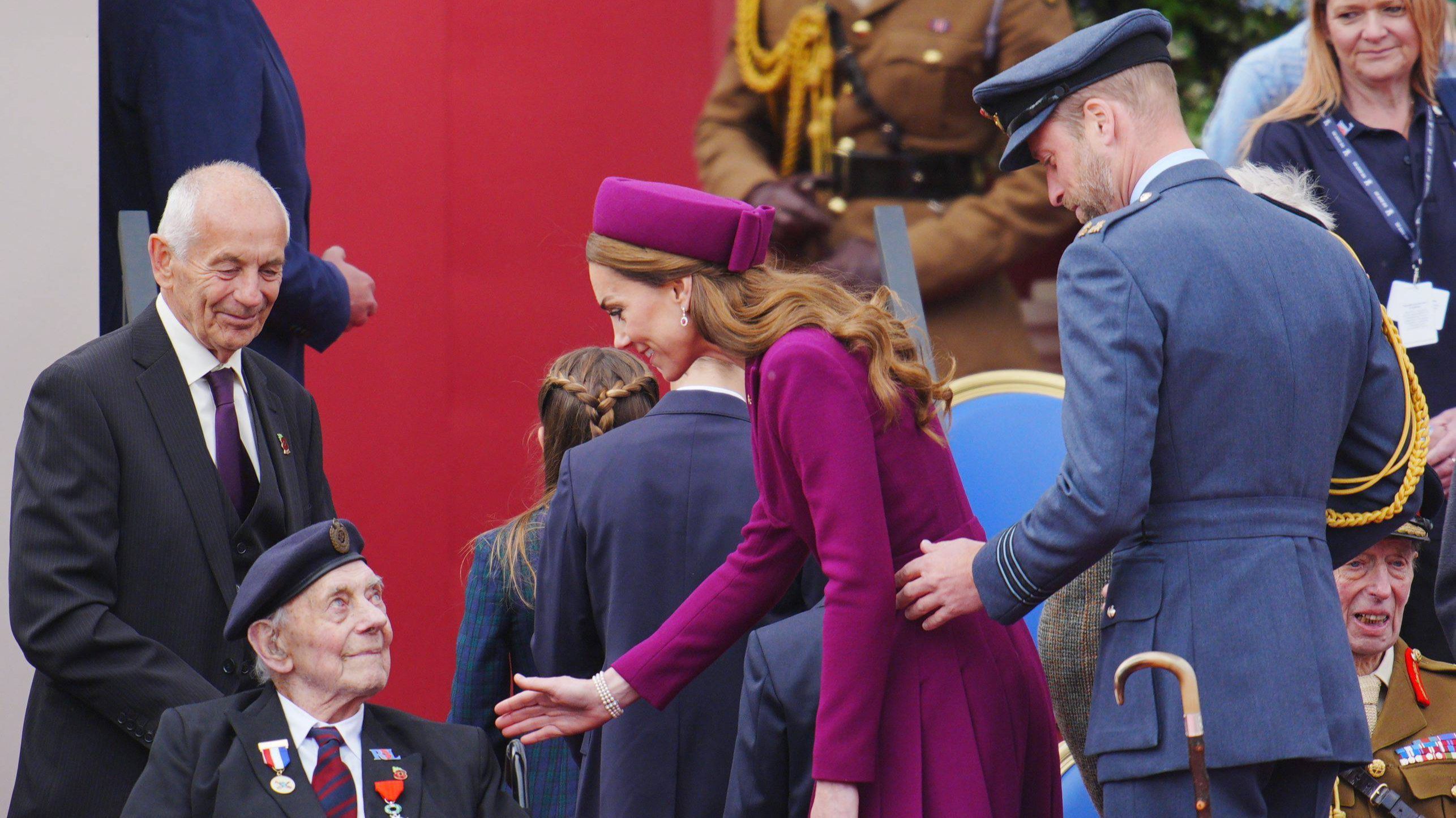 Kate Middleton y el príncipe Guillermo saludando a veteranos de guerra.