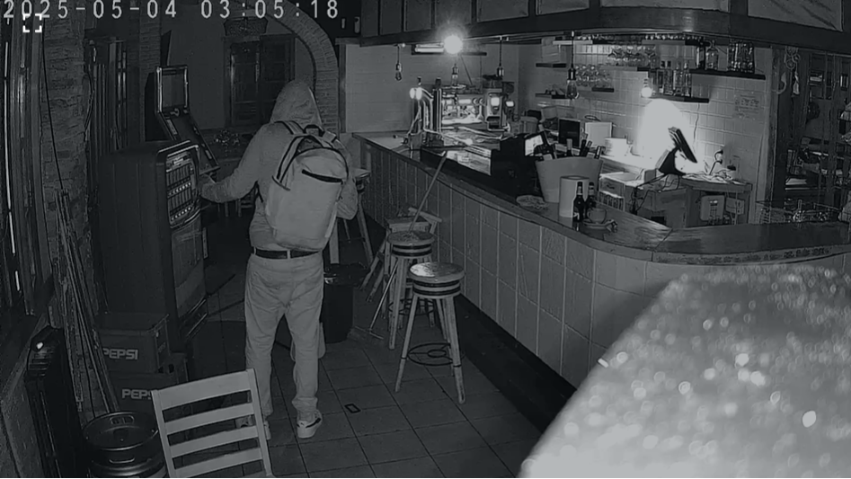 La cámara capta a uno de los ladrones en el interior del Amaike durante el robo perpetrado de madrugada