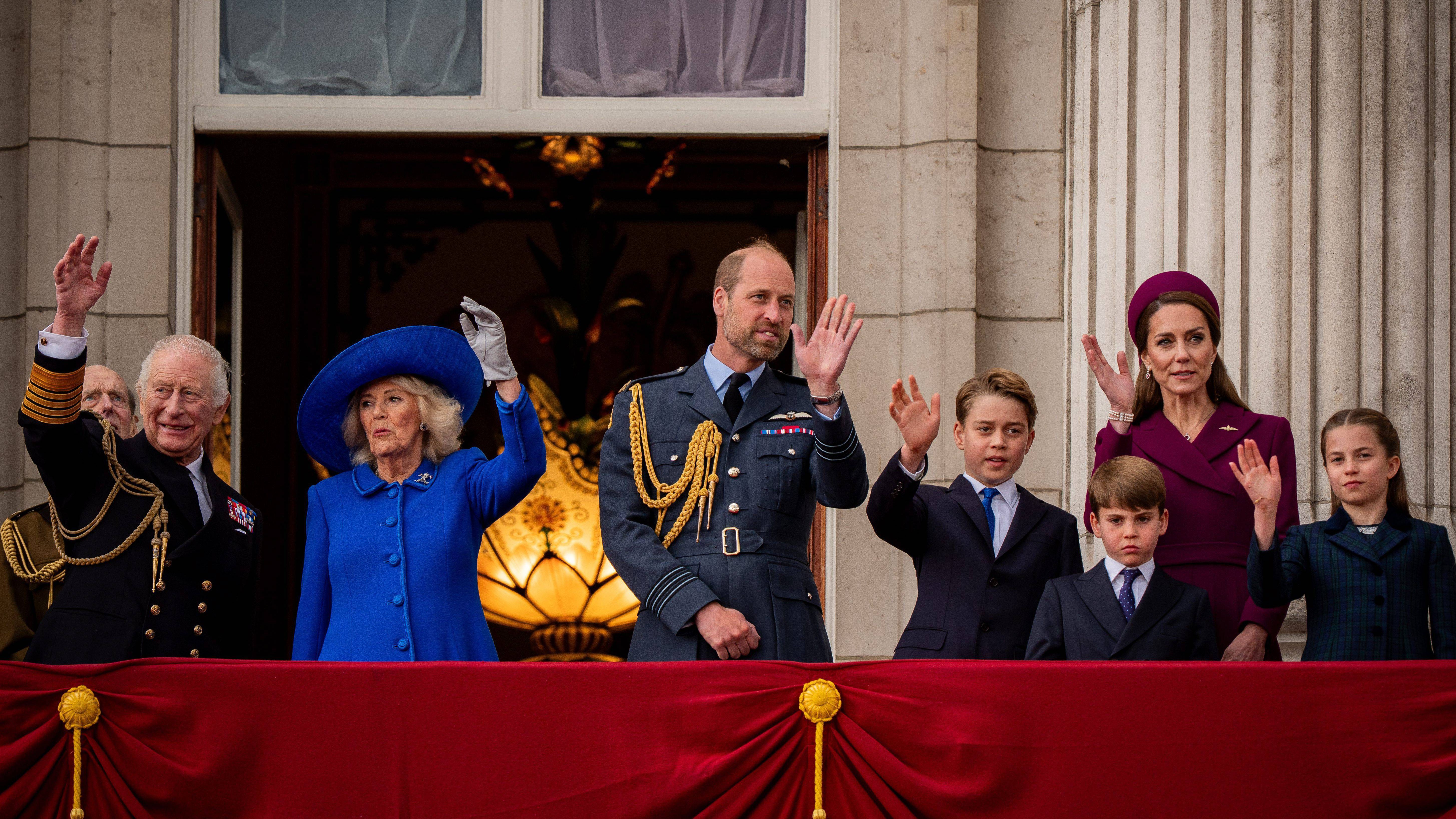 La familia real británica en las celebraciones por el Día de la Victoria en Europa