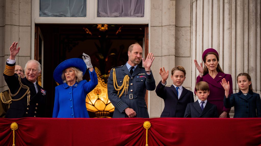 La familia real británica en las celebraciones por el Día de la Victoria en Europa