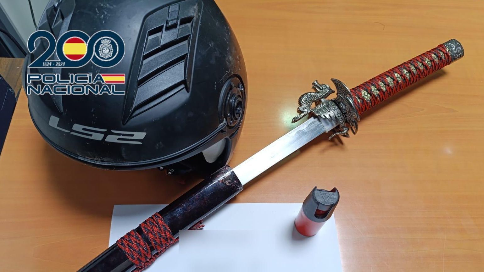 La policía intervino una katana, spray pimienta y un casco