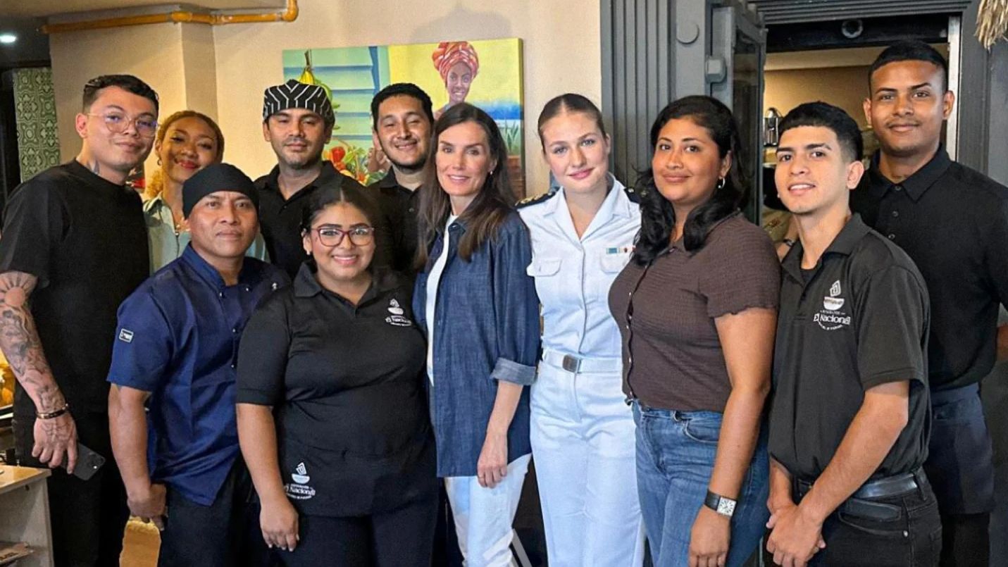 La reina Letizia y la princesa Leonor con el equipo del restaurante El Nacional