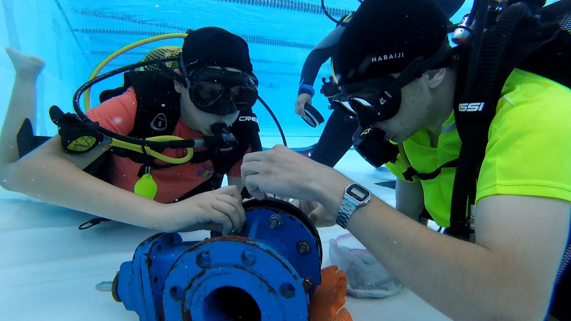Los alumnos simulan tareas de ingeniería bajo el agua