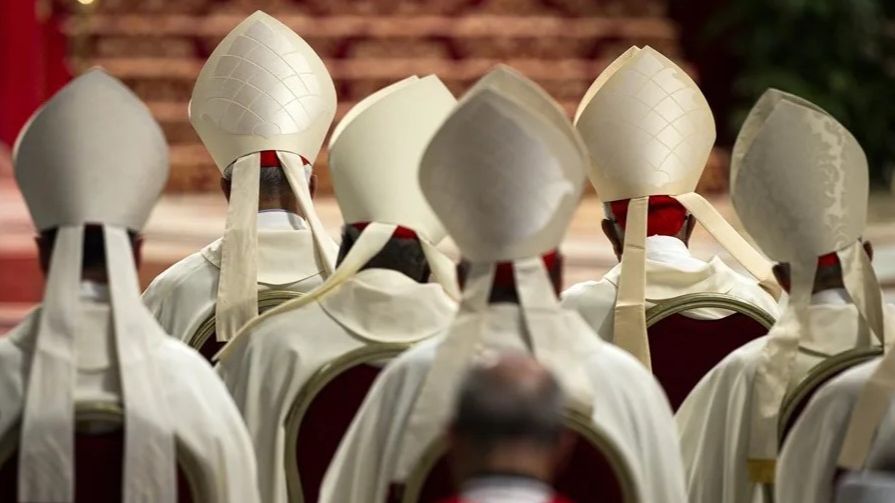 Los cardenales en la Octava Misa Novendiale en memoria del difunto Papa Francisco, en la Basílica de San Pedro, en Ciudad del Vaticano