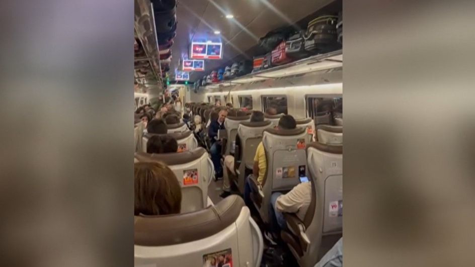 Miles de pasajeros atrapados en los 30 trenes afectados por el robo de cable