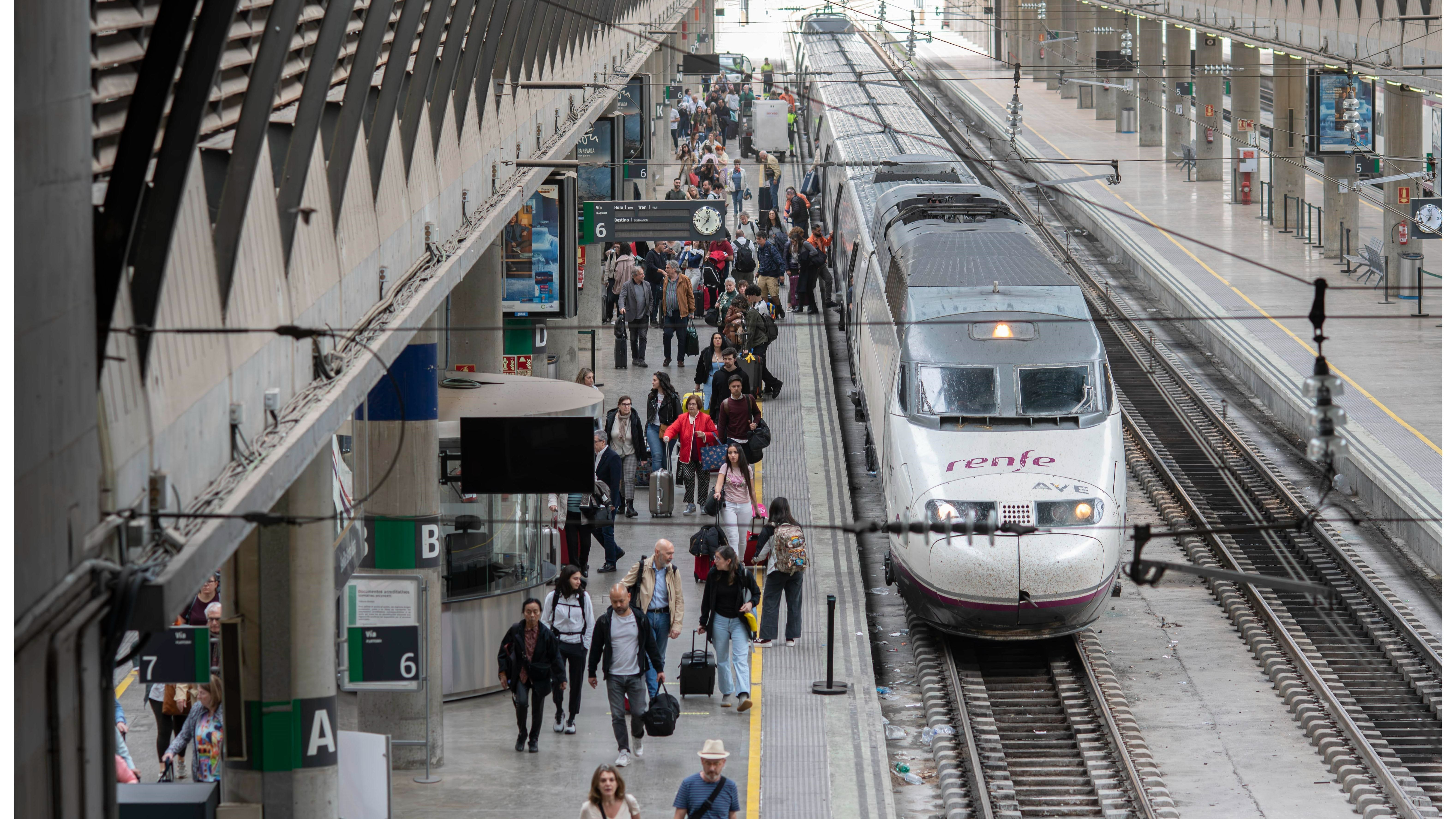 Renfe asegura que la parada de trenes fue por el "enganchón" de un Iryo en la catenaria