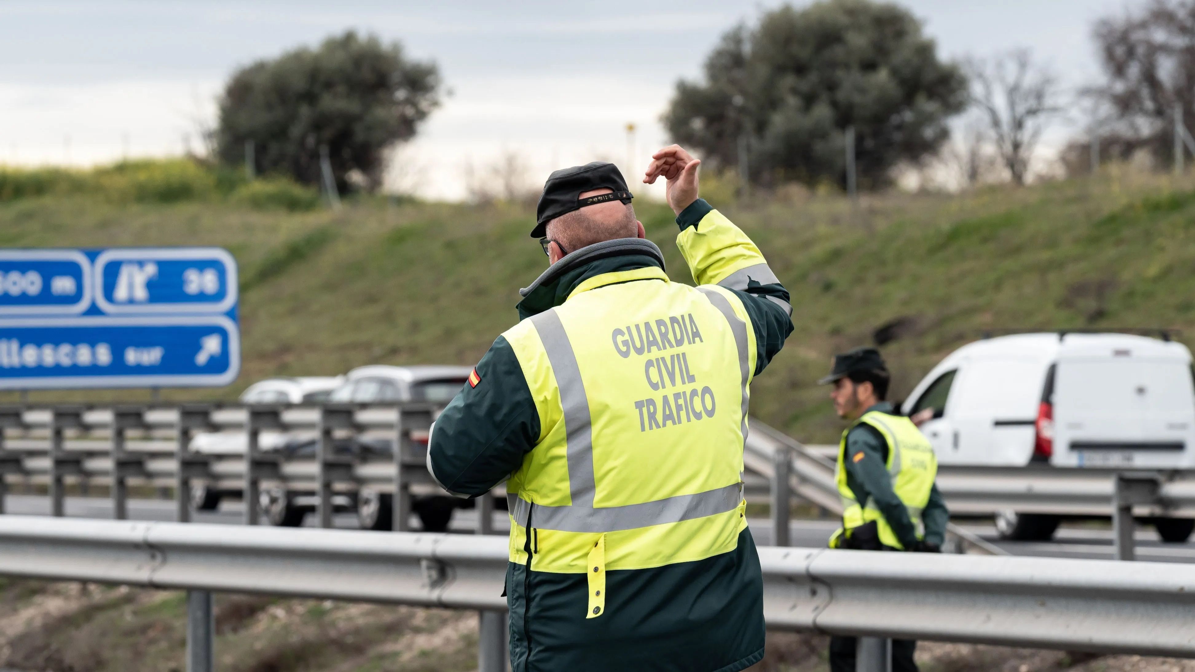 Un agente de la policía en un control de tráfico Un agente de la policía en un control de tráfico