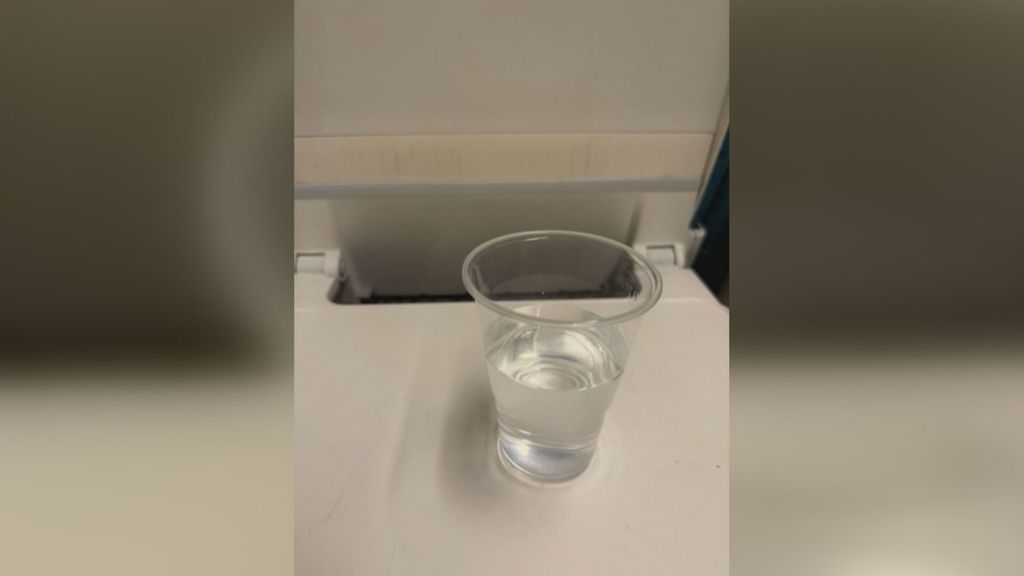 Los pasajeros atrapados en los trenes por el robo de cobre lamentan que solo les han dado un vaso de agua
