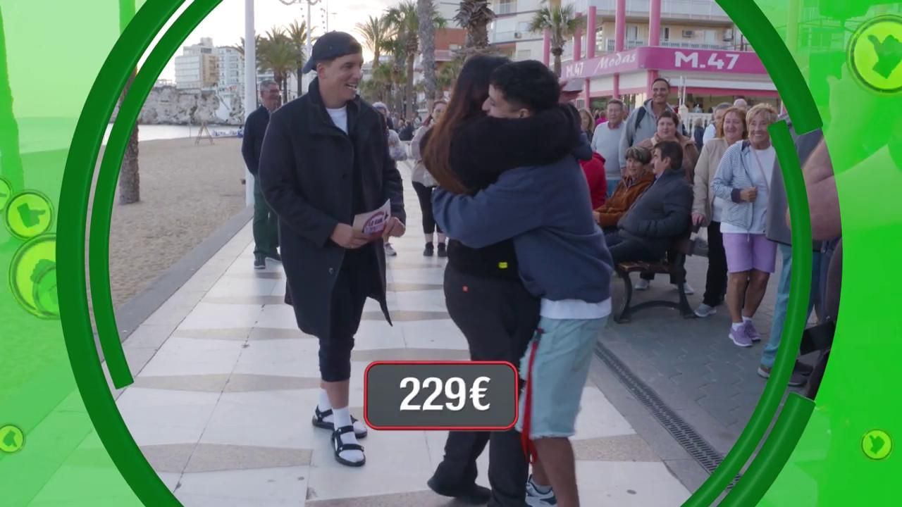 Una concursante abraza a un viandante tras conseguir dinero en 'Lo sabe, no lo sabe'
