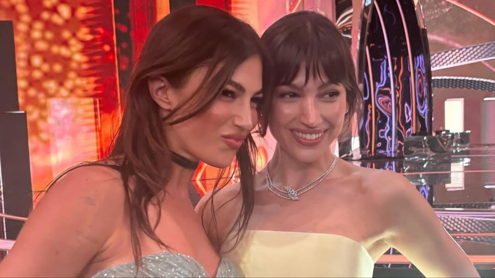 Úrsula Corberó y Stefanía Roitman