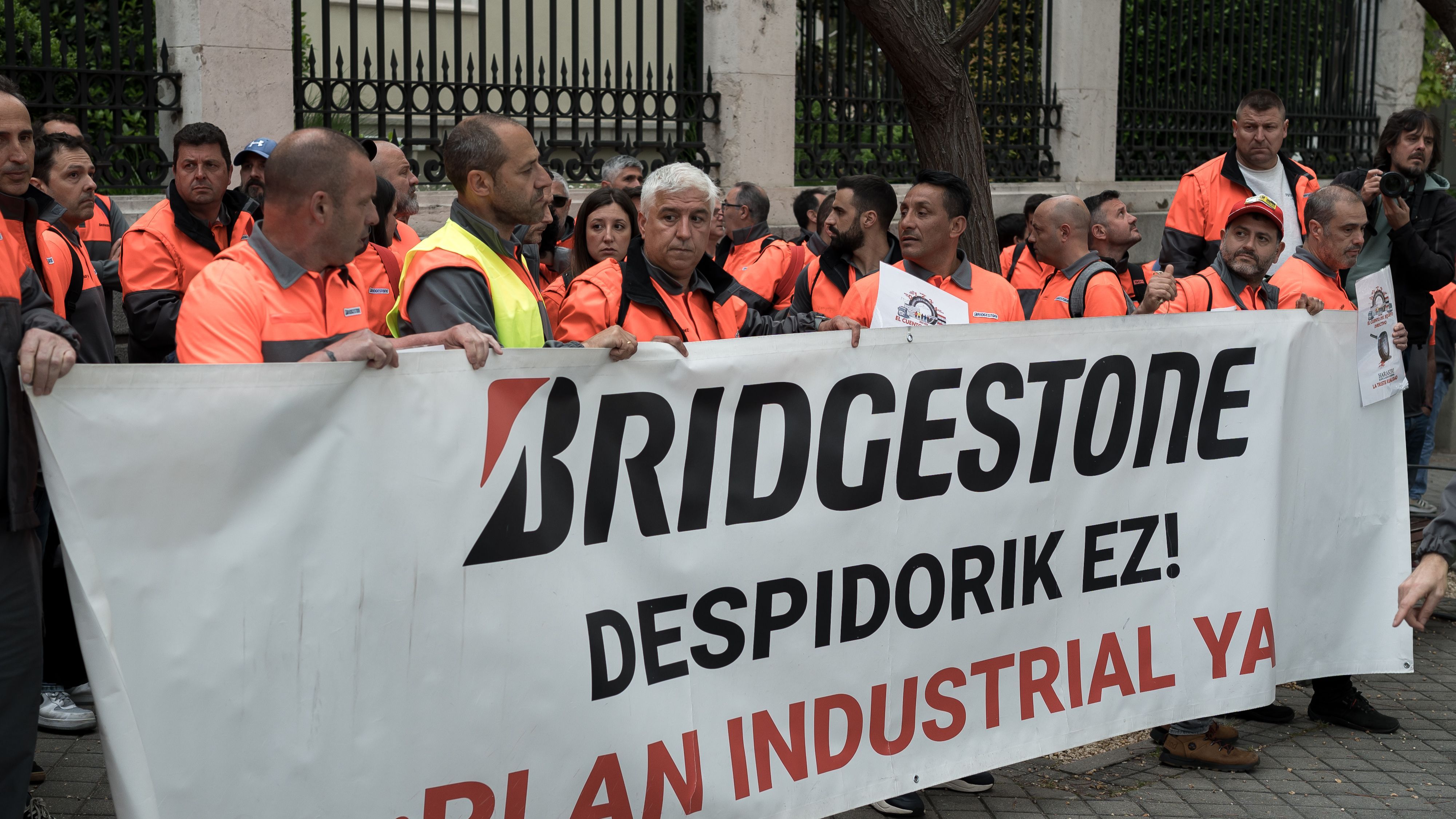 Varios trabajadores de Bridgestone con una pancarta durante una concentración frente a la Embajada de Japón, a 5 de mayo de 2025, en Madrid