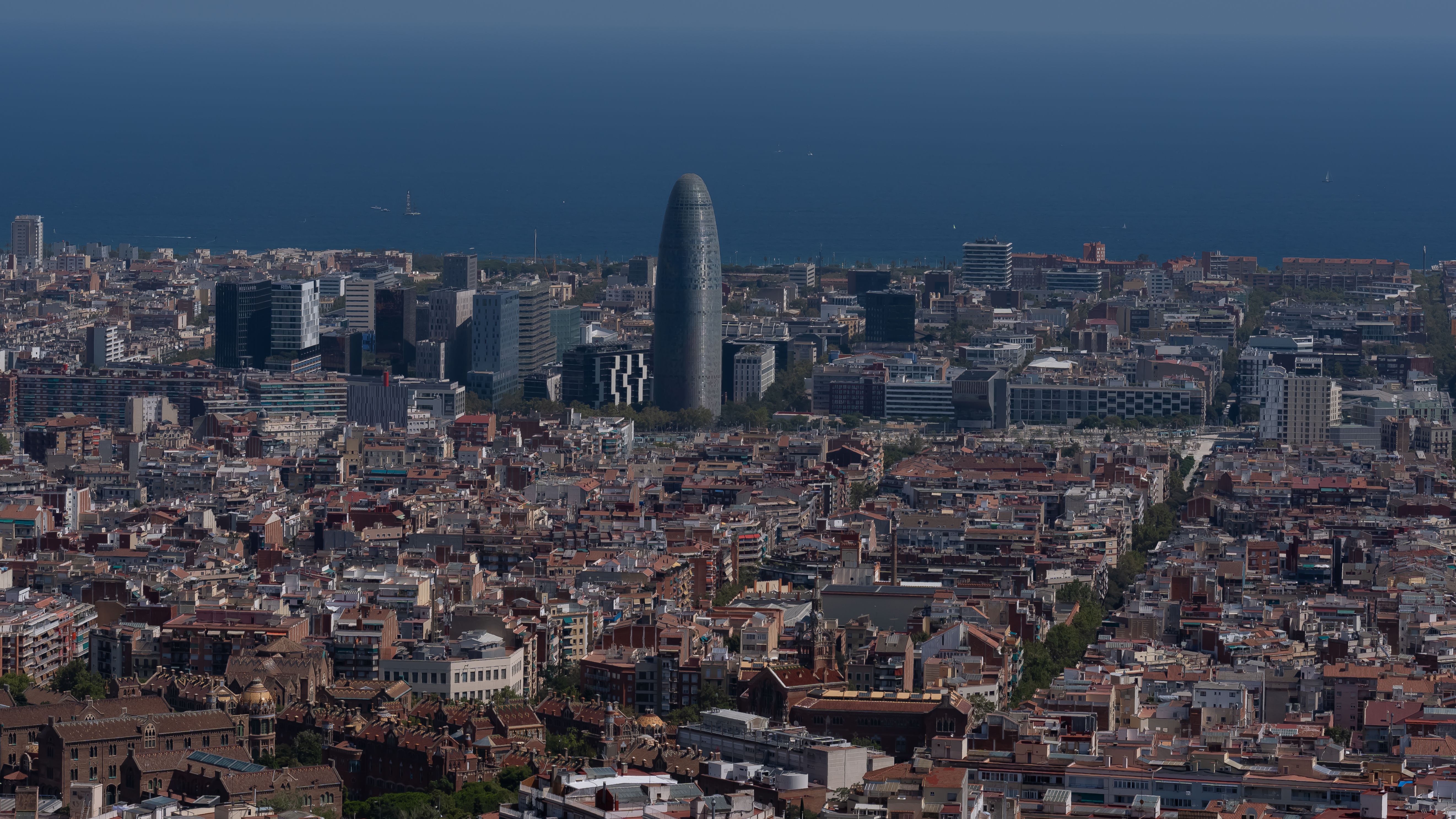 Vista panorámica de Barcelona, con la Torre Glòries al fondo