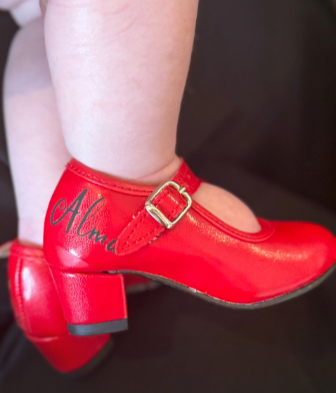Alma, la hija de Anabel Pantoja, con unos tacones de flamenca