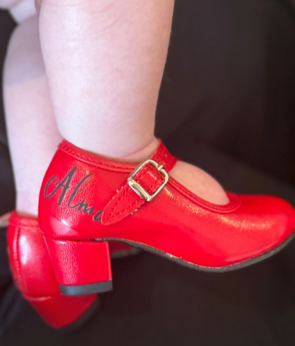 Alma, la hija de Anabel Pantoja, con unos tacones de flamenca