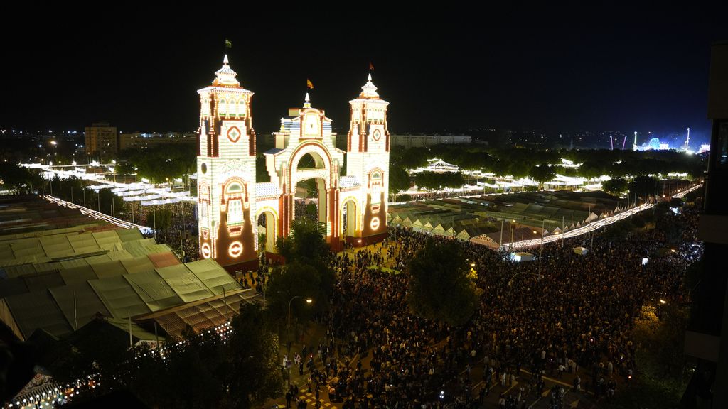 El alumbrado y la noche del pescaíto dan el pistoletazo de salida a la Feria de Abril