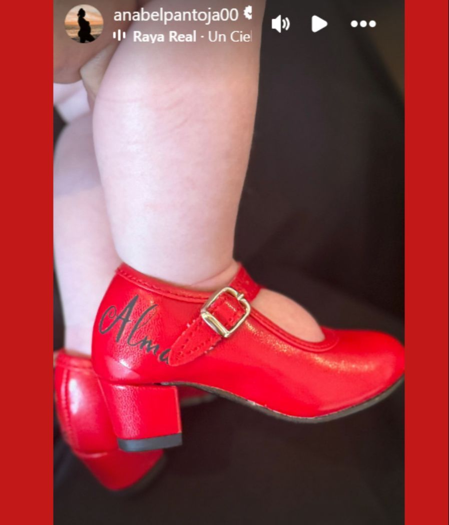Anabel Pantoja muestra los zapatos de flamenca de su hija