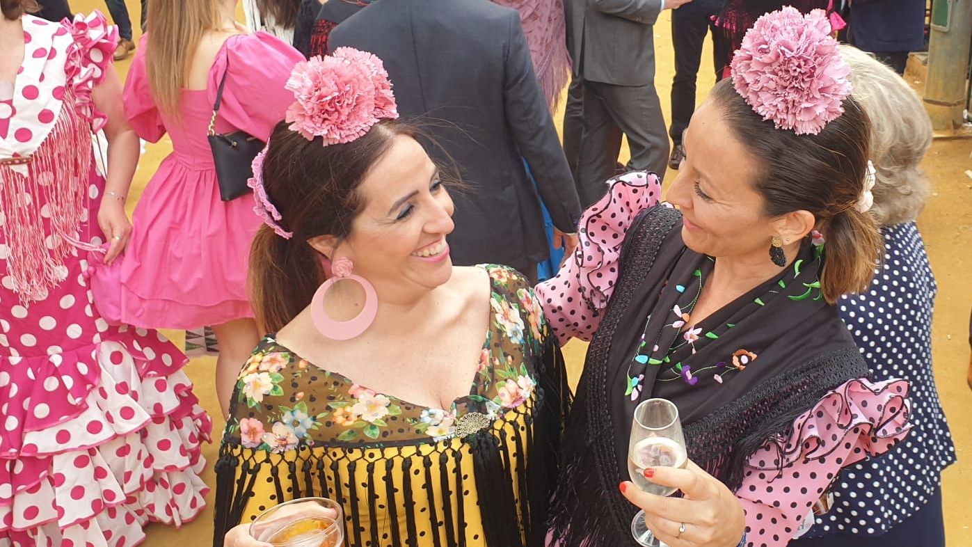 Dos flamencas brindan en el Real de la Feria de Abril Dos flamencas brindan en el Real de la Feria de Abril