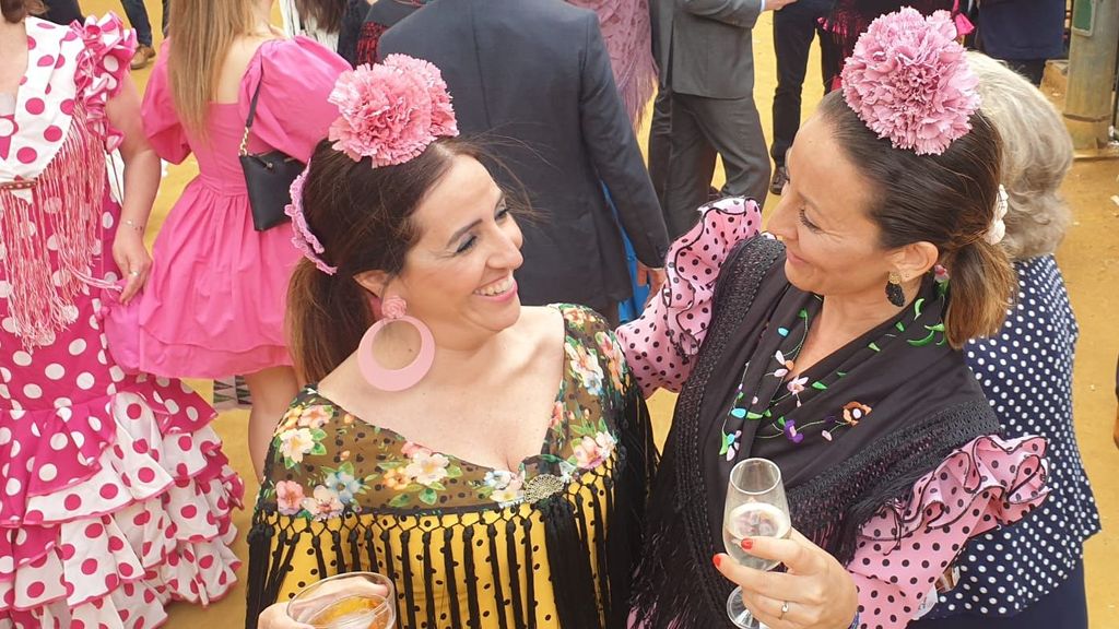 Dos flamencas brindan en el Real de la Feria de Abril