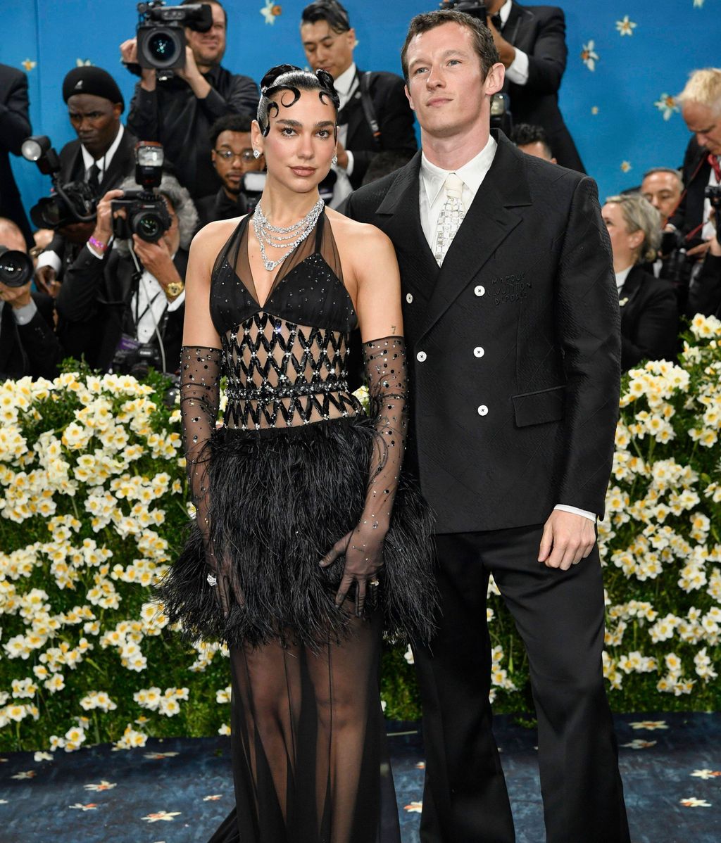 Dua Lipa y Callum Turner en la MET Gala 2025