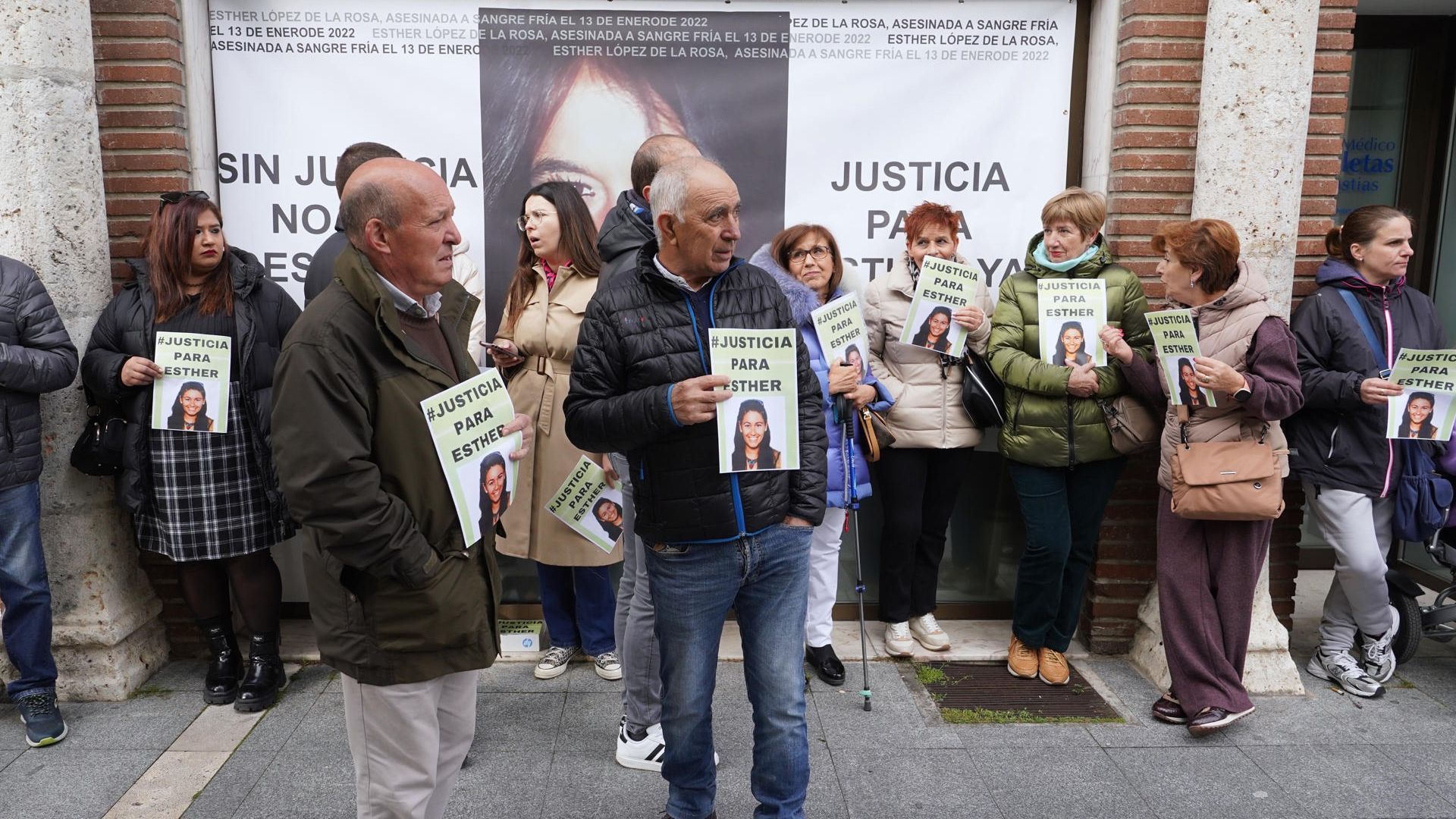 Familiares y amigos de Esther López se concentran a las puertas de los juzgados de Valladolid en una jornada en la que está prevista la declaración de varios guardias civiles y del voluntario que se encontró el cadáver