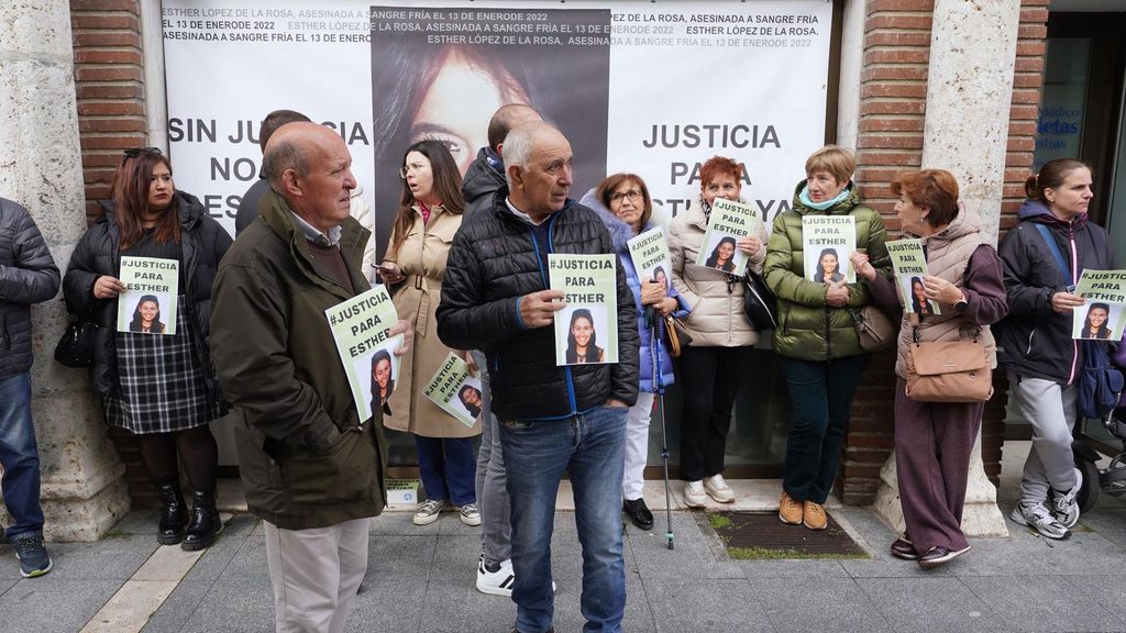 Familiares y amigos de Esther López se concentran a las puertas de los juzgados de Valladolid en una jornada en la que está prevista la declaración de varios guardias civiles y del voluntario que se encontró el cadáver
