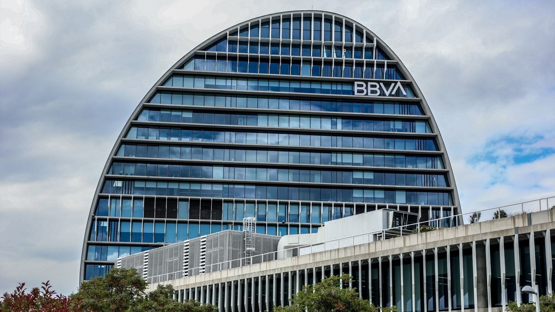 La apertura de una consulta pública sobre la OPA BBVA-Sabadell, una decisión tan inédita como discutida