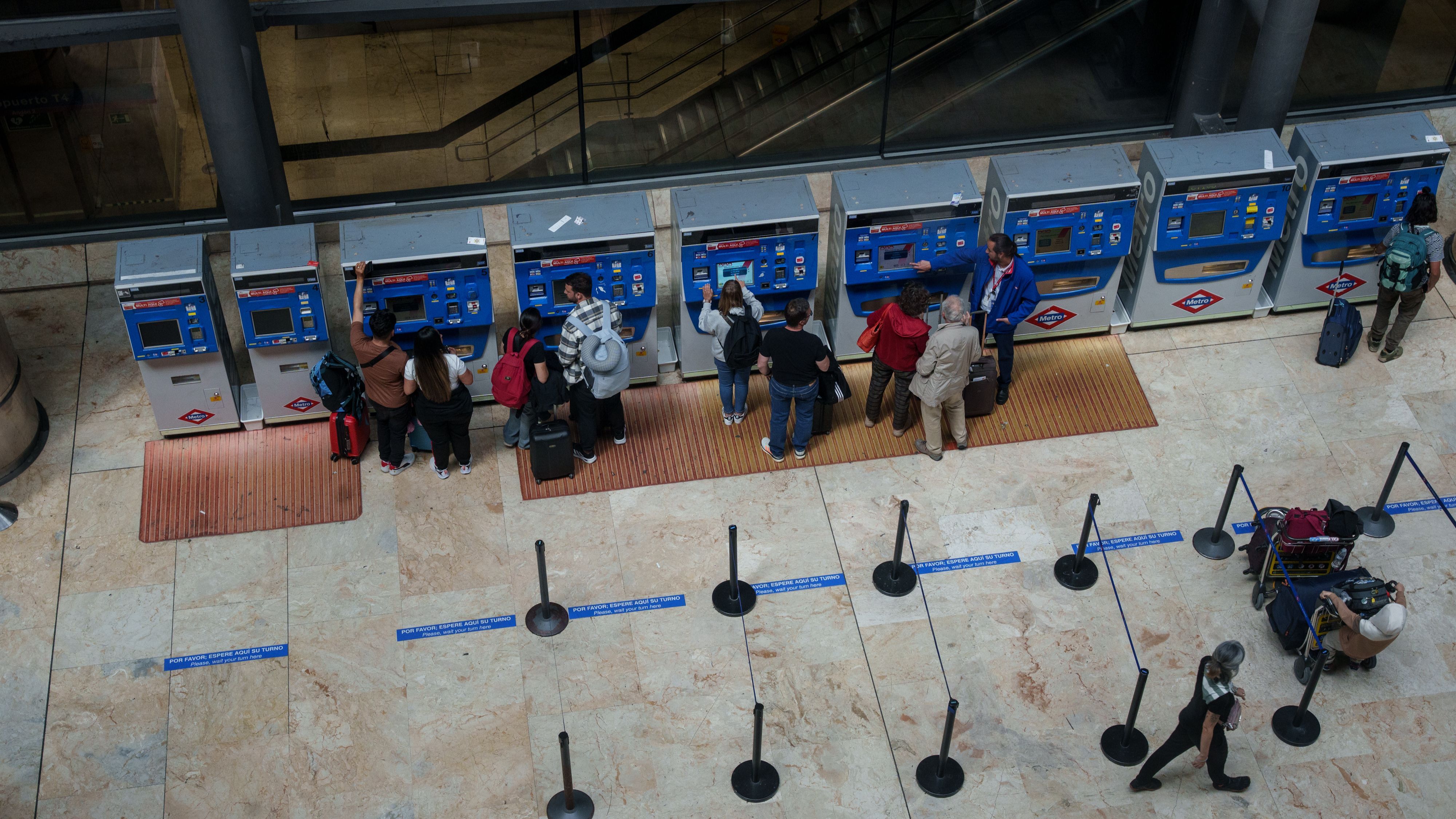 La campaña de Metro de Madrid sobre el civismo y la respuesta a la queja de un usuario: "Es un modelo. Saludos"